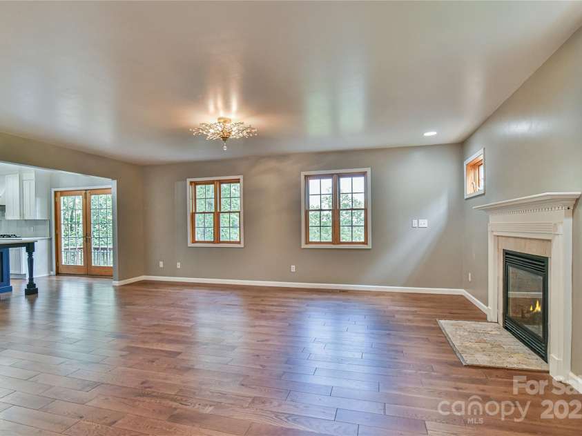 16 Skyview Court, Asheville, NC 28803.  MLS# CAR4274692, YatesRealty ID 29279. Great Room, Lots of Windows
