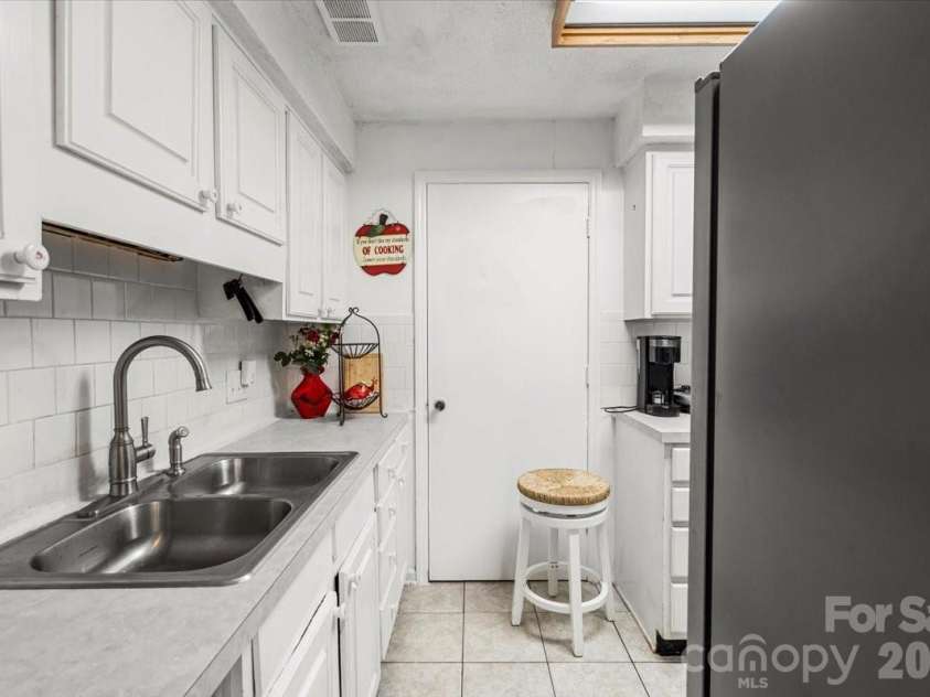 6123 Honeysuckle Lane, Charlotte, NC 28212.  MLS# CAR4346126, YatesRealty ID 2928. 