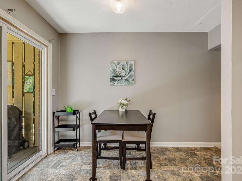380 Corbly Drive, Hendersonville, NC 28739.  MLS# CAR4304300, YatesRealty ID 29280. 