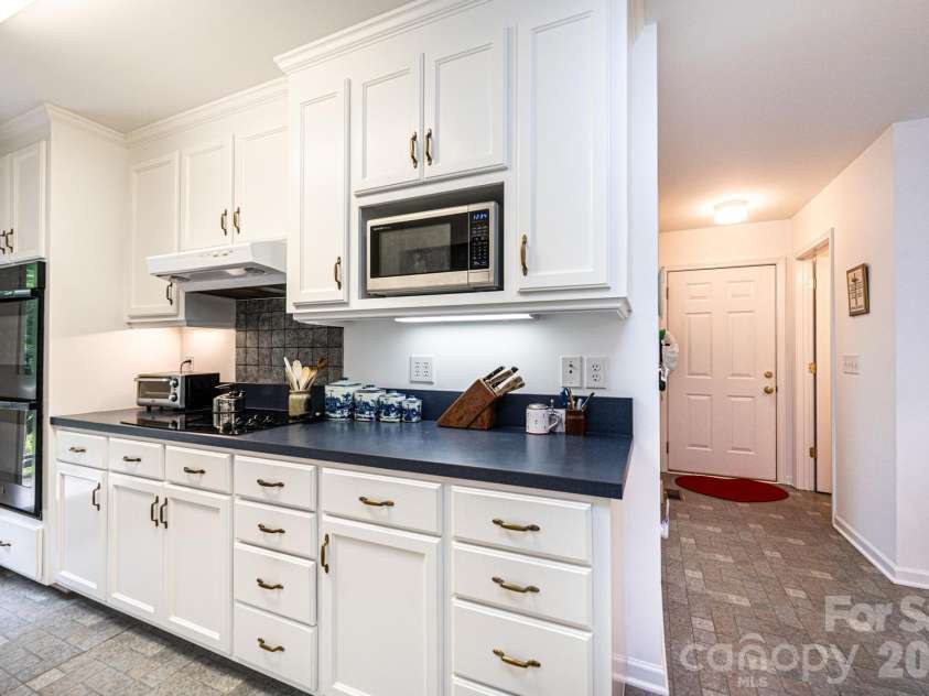 6889 Greedy Highway, Hickory, NC 28602.  MLS# CAR4388292, YatesRealty ID 29280. 