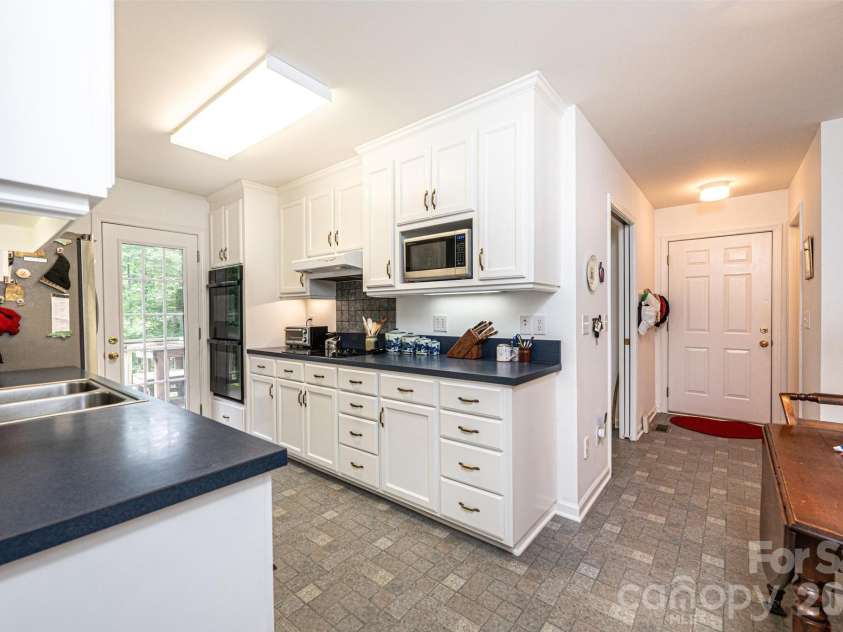 6889 Greedy Highway, Hickory, NC 28602.  MLS# CAR4388292, YatesRealty ID 29280. 