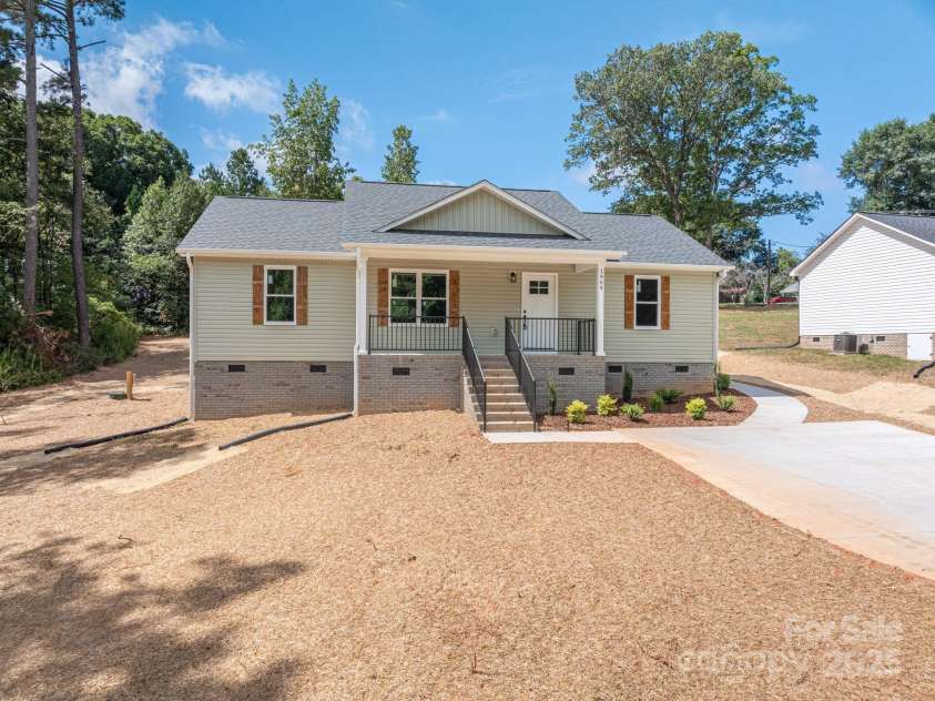 1964 Noles Circle, Lincolnton, NC 28092.  MLS# CAR4285826, YatesRealty ID 29281. 