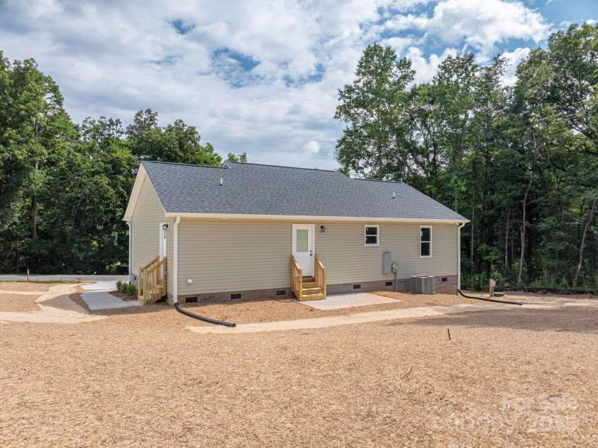 1964 Noles Circle, Lincolnton, NC 28092.  MLS# CAR4285826, YatesRealty ID 29281. 