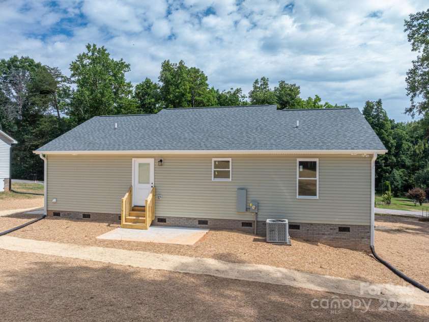 1964 Noles Circle, Lincolnton, NC 28092.  MLS# CAR4285826, YatesRealty ID 29281. 