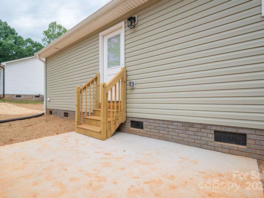 1964 Noles Circle, Lincolnton, NC 28092.  MLS# CAR4285826, YatesRealty ID 29281. Back Patio