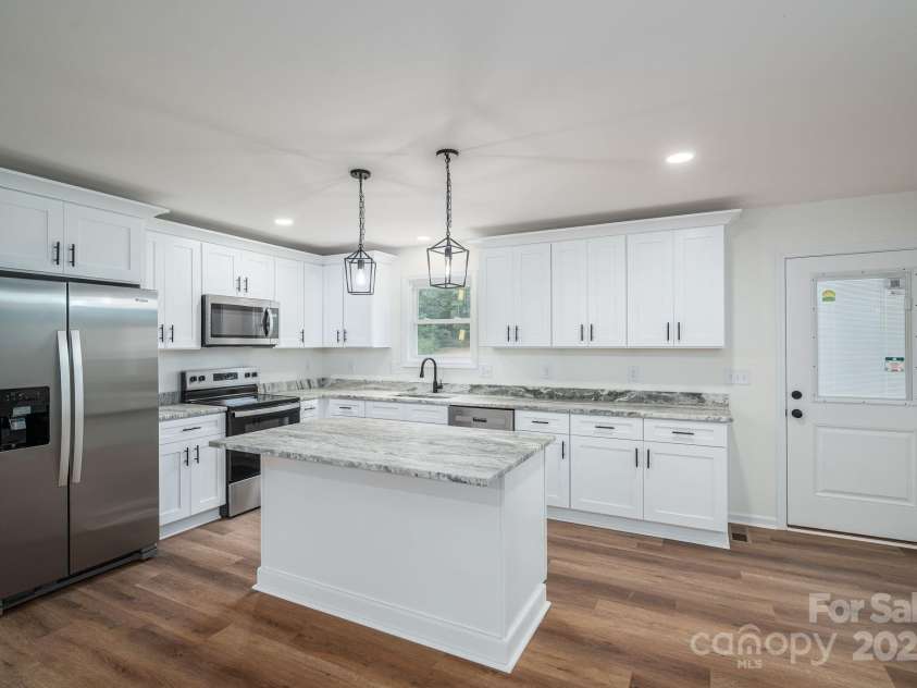 1964 Noles Circle, Lincolnton, NC 28092.  MLS# CAR4285826, YatesRealty ID 29281. Kitchen with eat-in island