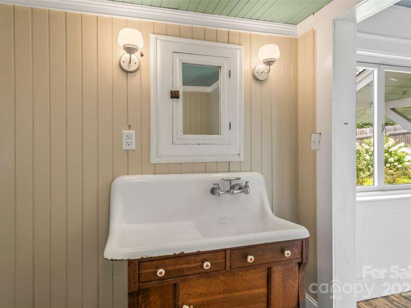 497 Ridge Road, Marion, NC 28752.  MLS# CAR4284574, YatesRealty ID 29282. 