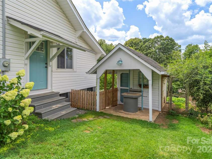 497 Ridge Road, Marion, NC 28752.  MLS# CAR4284574, YatesRealty ID 29282. 