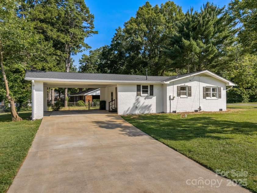 744 University Drive, Rock Hill, SC 29730.  MLS# CAR4269041, YatesRealty ID 29285. 