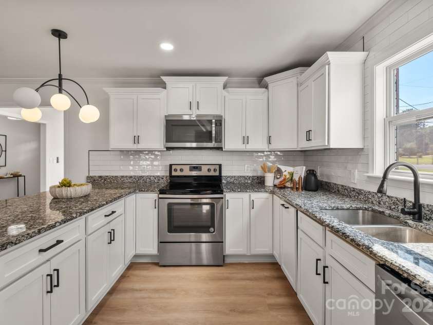 744 University Drive, Rock Hill, SC 29730.  MLS# CAR4269041, YatesRealty ID 29285. Kitchen