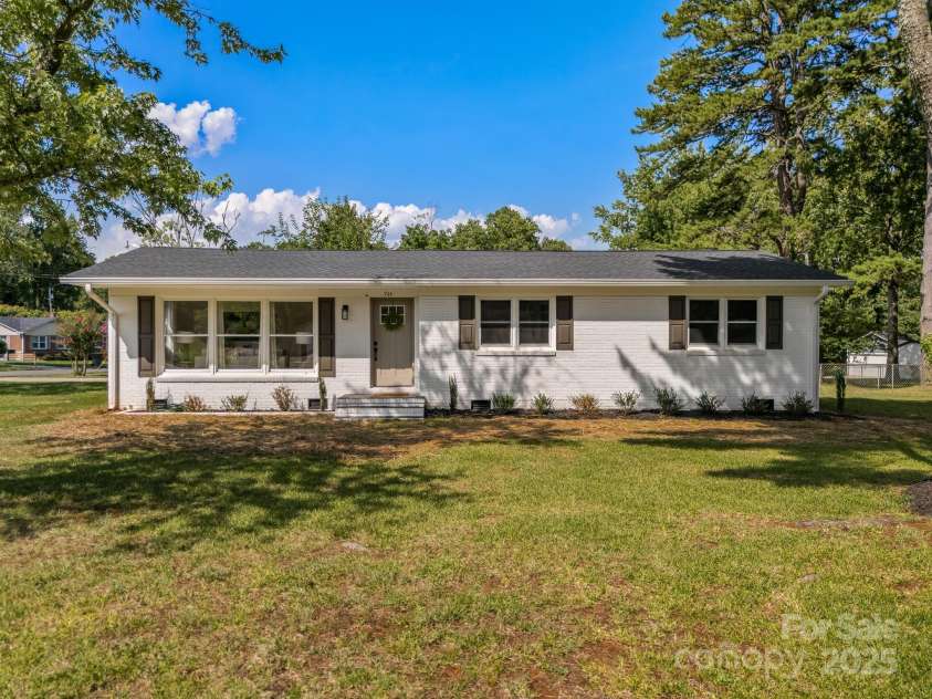 744 University Drive, Rock Hill, SC 29730.  MLS# CAR4312157, YatesRealty ID 29285. Welcome to 744 University Dr