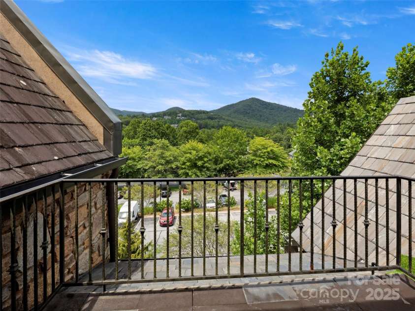 26 Village Oak Drive, Arden, NC 28704.  MLS# CAR4283780, YatesRealty ID 29289. 