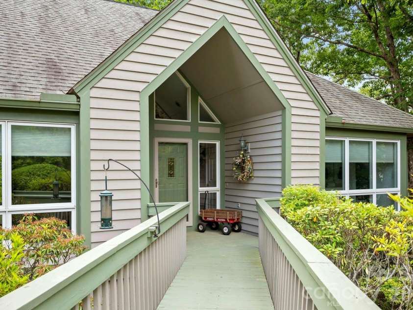 129 FOREST VIEW Drive, Flat Rock, NC 28731.  MLS# CAR4391412, YatesRealty ID 29292. 