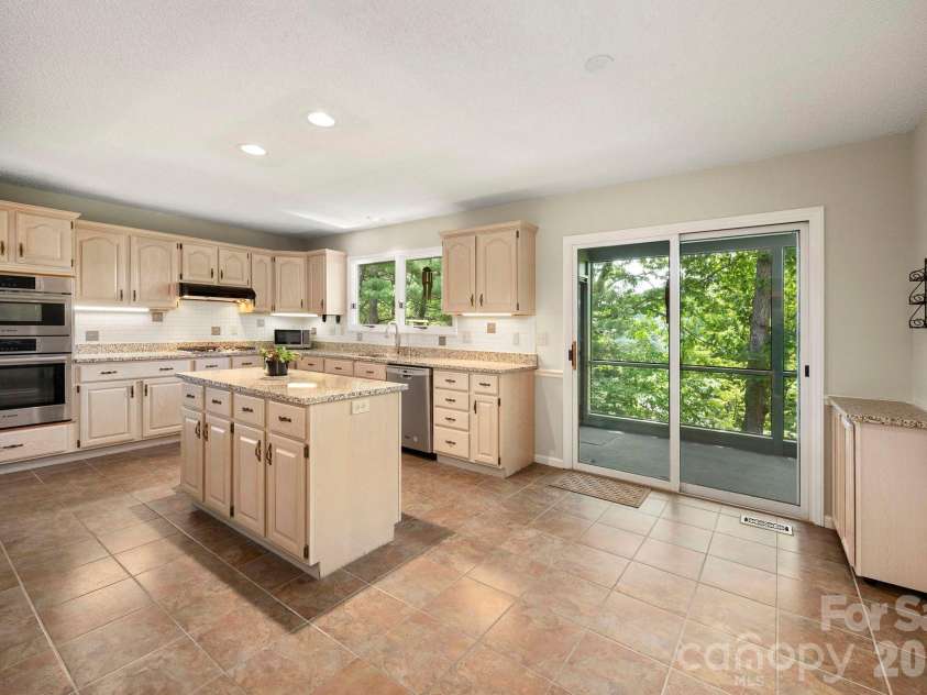 129 FOREST VIEW Drive, Flat Rock, NC 28731.  MLS# CAR4391412, YatesRealty ID 29292. 