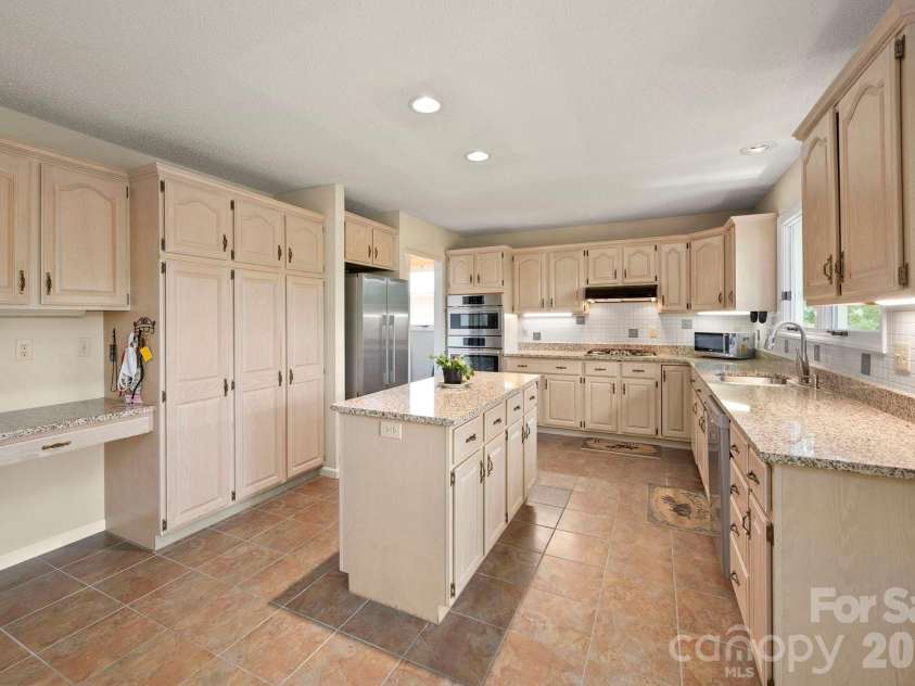 129 FOREST VIEW Drive, Flat Rock, NC 28731.  MLS# CAR4391412, YatesRealty ID 29292. 