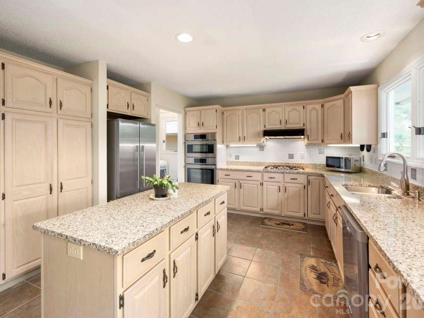 129 FOREST VIEW Drive, Flat Rock, NC 28731.  MLS# CAR4391412, YatesRealty ID 29292. 