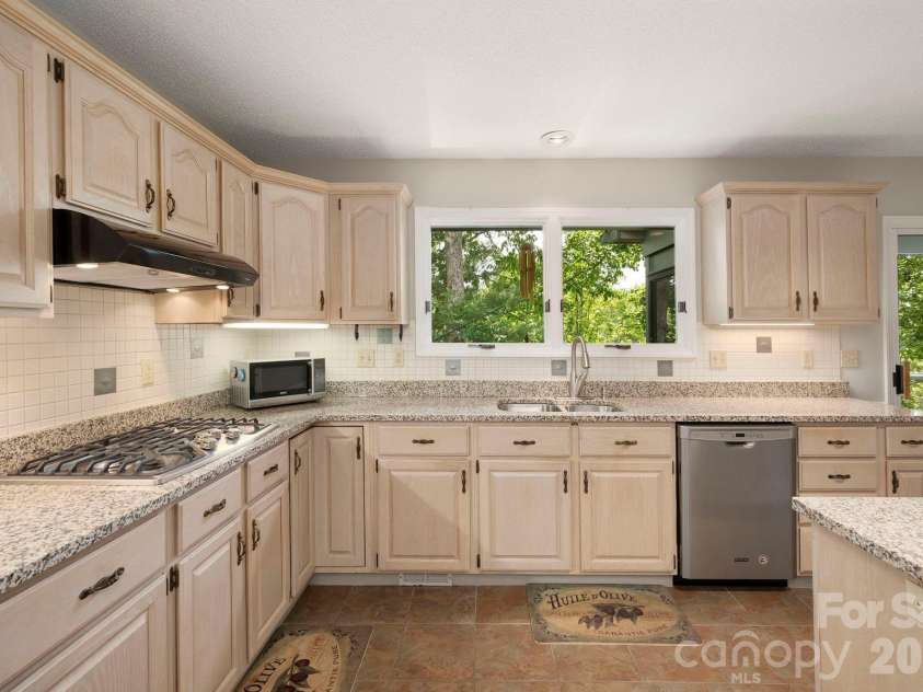 129 FOREST VIEW Drive, Flat Rock, NC 28731.  MLS# CAR4391412, YatesRealty ID 29292. 