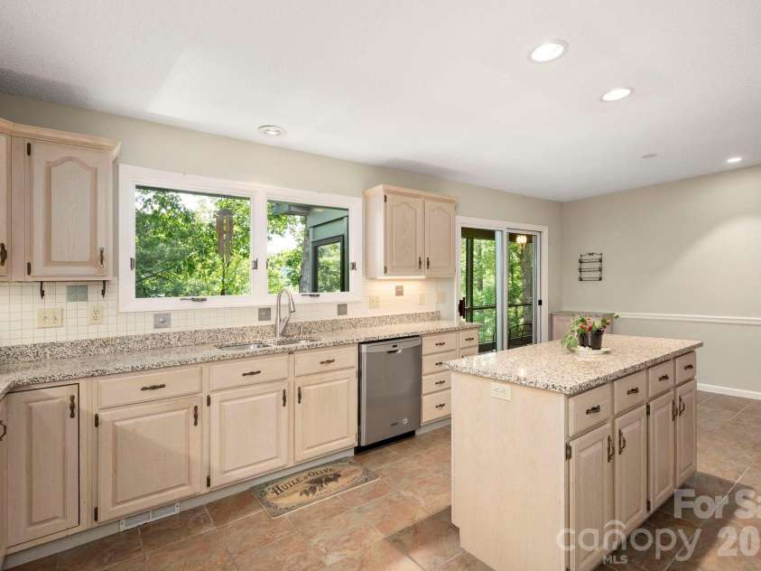 129 FOREST VIEW Drive, Flat Rock, NC 28731.  MLS# CAR4391412, YatesRealty ID 29292. 