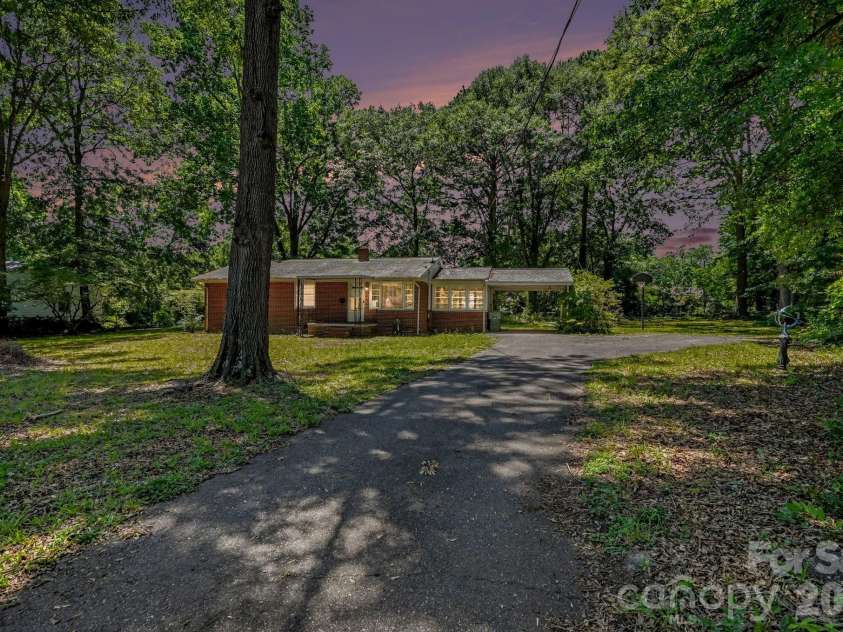 211 White Street, Gastonia, NC 28052.  MLS# CAR4388811, YatesRealty ID 29295. 
