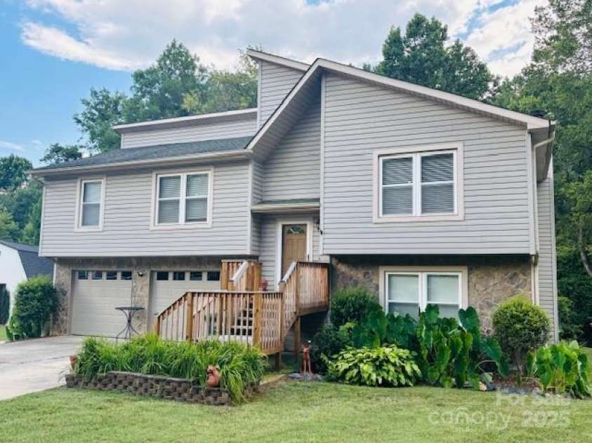 6340 Ellesmere Court, Mint Hill, NC 28227.  MLS# CAR4276855, YatesRealty ID 29296. Front of home