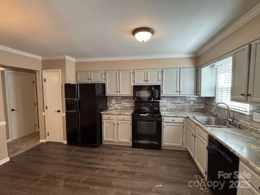 6340 Ellesmere Court, Mint Hill, NC 28227.  MLS# CAR4276855, YatesRealty ID 29296. Kitchen