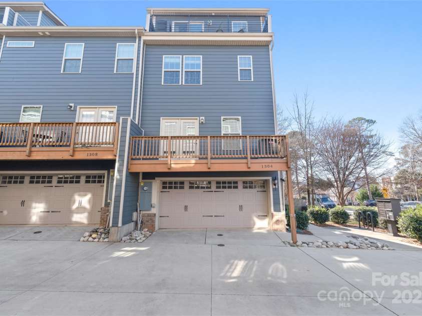 1304 Queen Lyon Court, Charlotte, NC 28205.  MLS# CAR4213262, YatesRealty ID 2930. Rooftop terrace off of 4th floor suite!