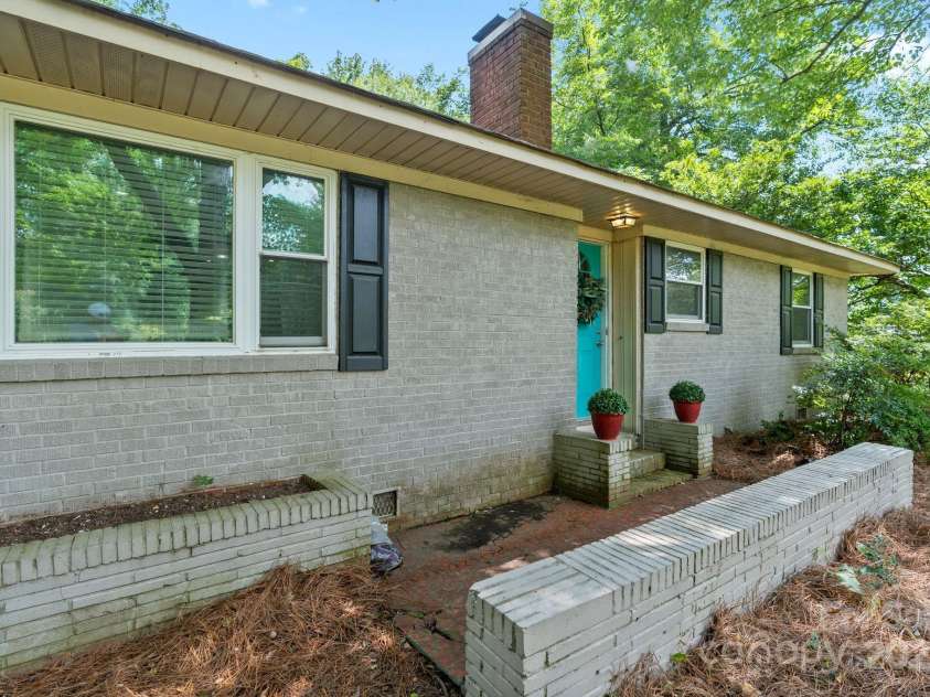 5914 Mt Holly Huntersville Road, Charlotte, NC 28216.  MLS# CAR4273144, YatesRealty ID 29300. 5914 Mt Holly Huntersville Rd