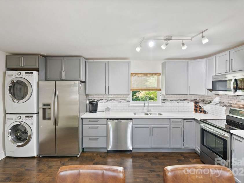 5914 Mt Holly Huntersville Road, Charlotte, NC 28216.  MLS# CAR4273144, YatesRealty ID 29300. Large kitchen w/ shaker cabinets