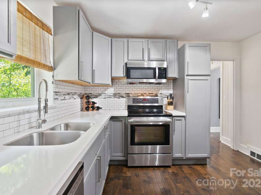 5914 Mt Holly Huntersville Road, Charlotte, NC 28216.  MLS# CAR4273144, YatesRealty ID 29300. Quartz countertops