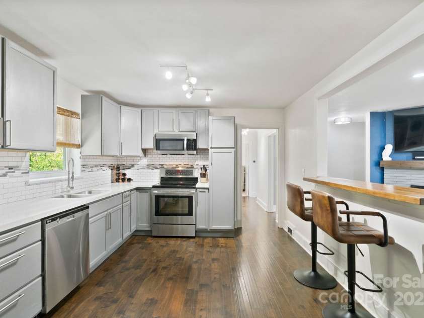 5914 Mt Holly Huntersville Road, Charlotte, NC 28216.  MLS# CAR4273144, YatesRealty ID 29300. Stainless steel appliances