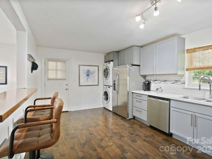 5914 Mt Holly Huntersville Road, Charlotte, NC 28216.  MLS# CAR4273144, YatesRealty ID 29300. Updated Kitchen