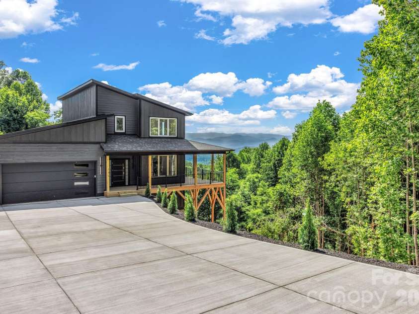 221 Coopers Drive, Hendersonville, NC 28739.  MLS# CAR4384454, YatesRealty ID 29301. 