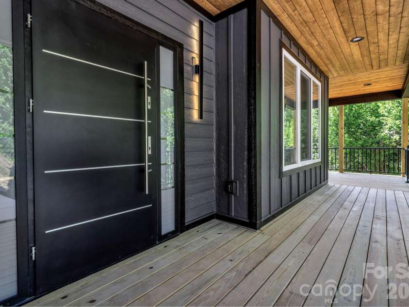 221 Coopers Drive, Hendersonville, NC 28739.  MLS# CAR4384454, YatesRealty ID 29301. 