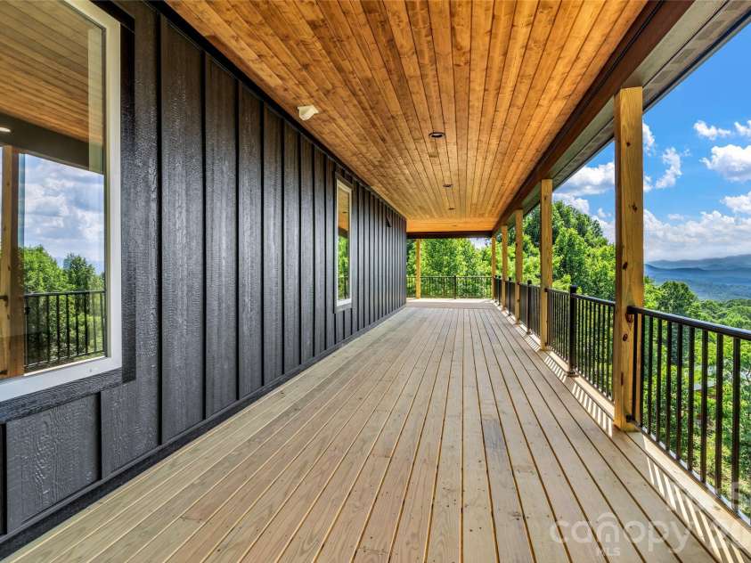 221 Coopers Drive, Hendersonville, NC 28739.  MLS# CAR4384454, YatesRealty ID 29301. 