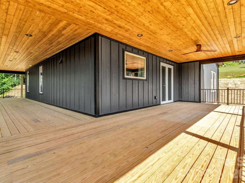 221 Coopers Drive, Hendersonville, NC 28739.  MLS# CAR4384454, YatesRealty ID 29301. 