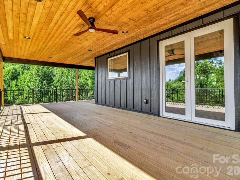 221 Coopers Drive, Hendersonville, NC 28739.  MLS# CAR4384454, YatesRealty ID 29301. 