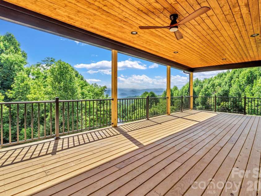 221 Coopers Drive, Hendersonville, NC 28739.  MLS# CAR4384454, YatesRealty ID 29301. 