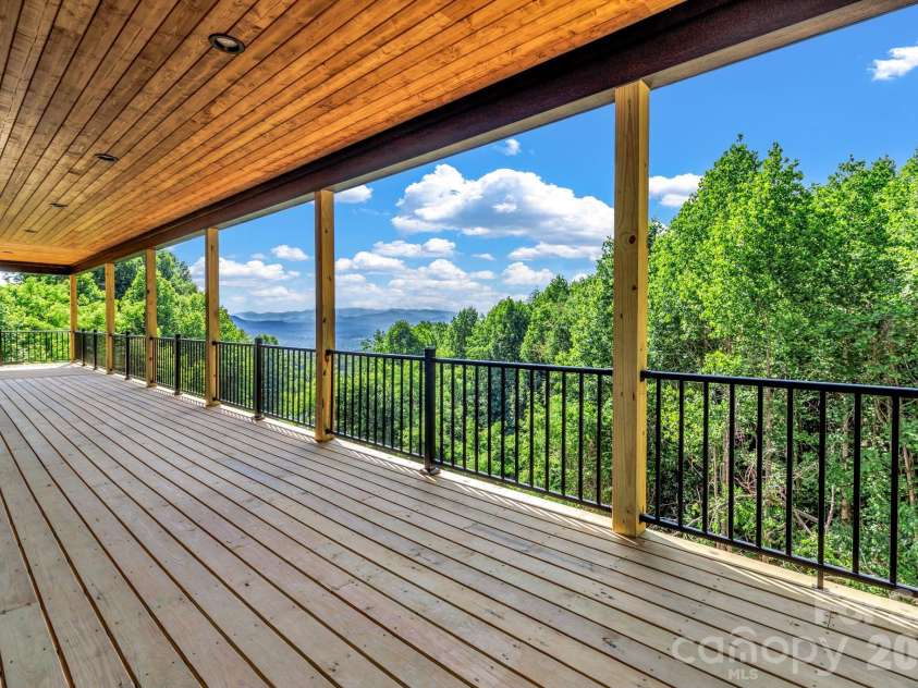 221 Coopers Drive, Hendersonville, NC 28739.  MLS# CAR4384454, YatesRealty ID 29301. 