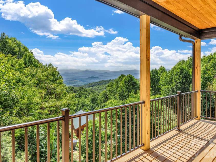 221 Coopers Drive, Hendersonville, NC 28739.  MLS# CAR4384454, YatesRealty ID 29301. 