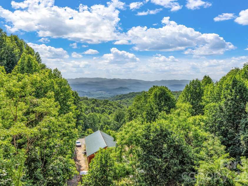 221 Coopers Drive, Hendersonville, NC 28739.  MLS# CAR4384454, YatesRealty ID 29301. 