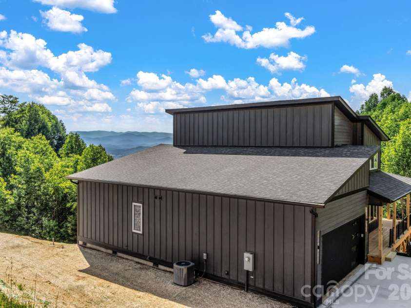 221 Coopers Drive, Hendersonville, NC 28739.  MLS# CAR4384454, YatesRealty ID 29301. 