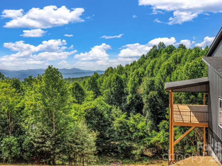 221 Coopers Drive, Hendersonville, NC 28739.  MLS# CAR4384454, YatesRealty ID 29301. 