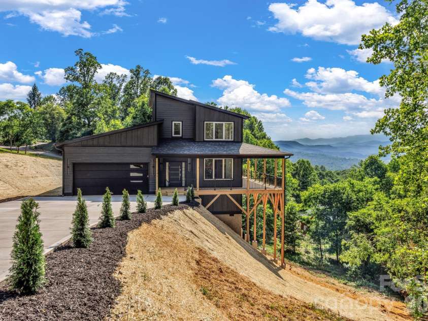 221 Coopers Drive, Hendersonville, NC 28739.  MLS# CAR4384454, YatesRealty ID 29301. 