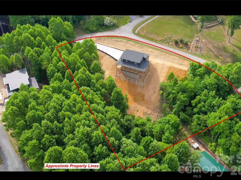 221 Coopers Drive, Hendersonville, NC 28739.  MLS# CAR4384454, YatesRealty ID 29301. 