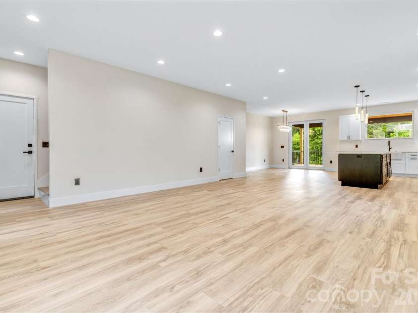221 Coopers Drive, Hendersonville, NC 28739.  MLS# CAR4384454, YatesRealty ID 29301. 