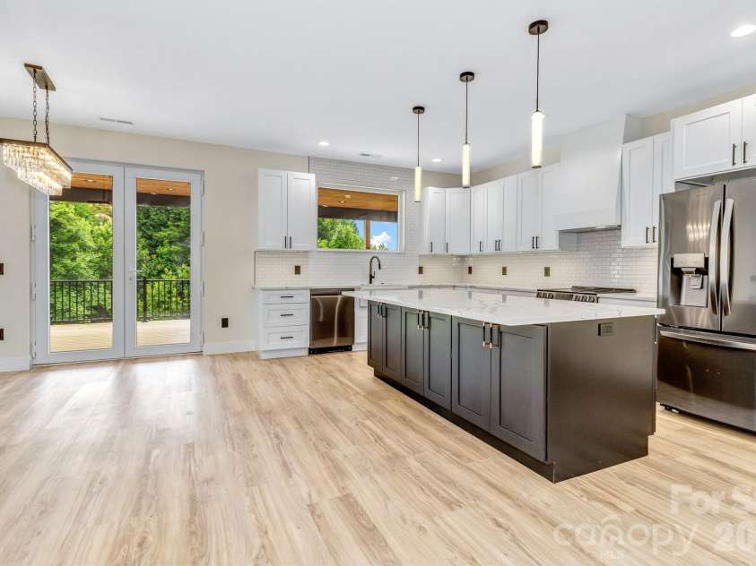 221 Coopers Drive, Hendersonville, NC 28739.  MLS# CAR4384454, YatesRealty ID 29301. 