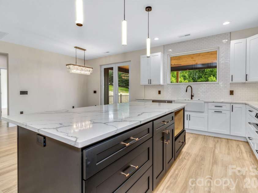 221 Coopers Drive, Hendersonville, NC 28739.  MLS# CAR4384454, YatesRealty ID 29301. 