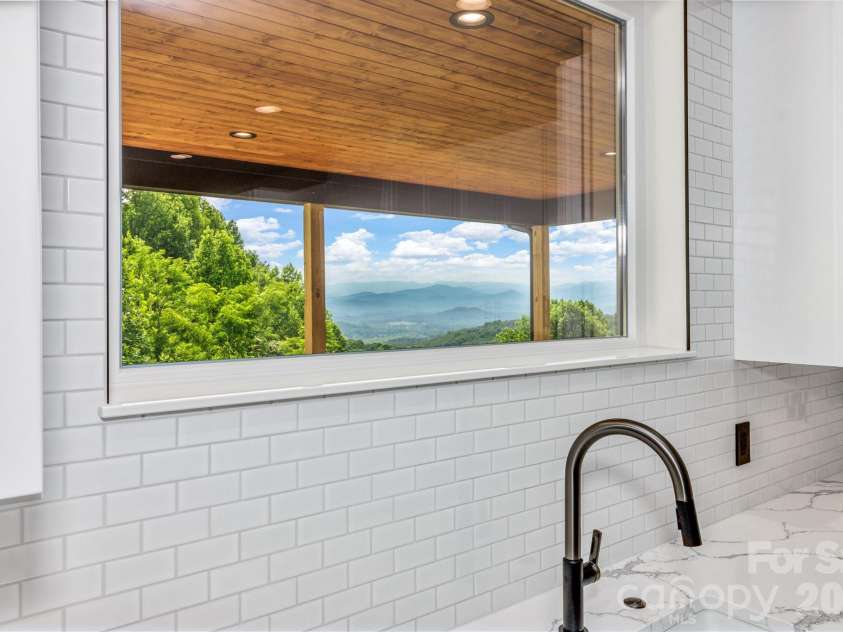 221 Coopers Drive, Hendersonville, NC 28739.  MLS# CAR4384454, YatesRealty ID 29301. 
