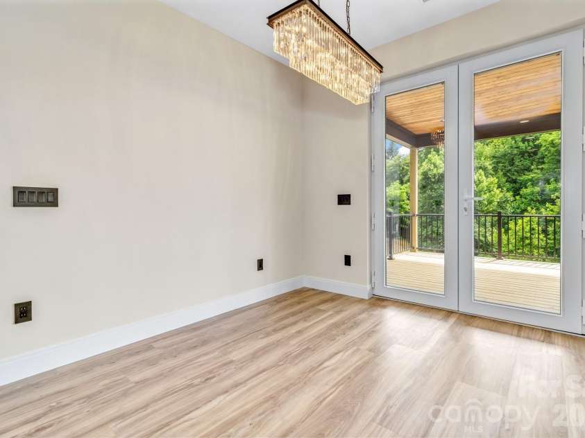 221 Coopers Drive, Hendersonville, NC 28739.  MLS# CAR4384454, YatesRealty ID 29301. 