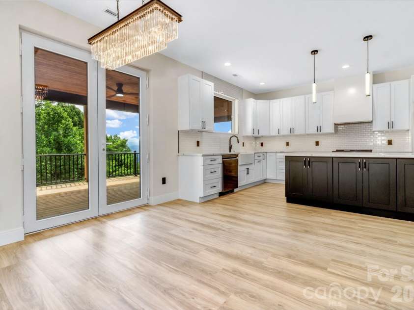 221 Coopers Drive, Hendersonville, NC 28739.  MLS# CAR4384454, YatesRealty ID 29301. 